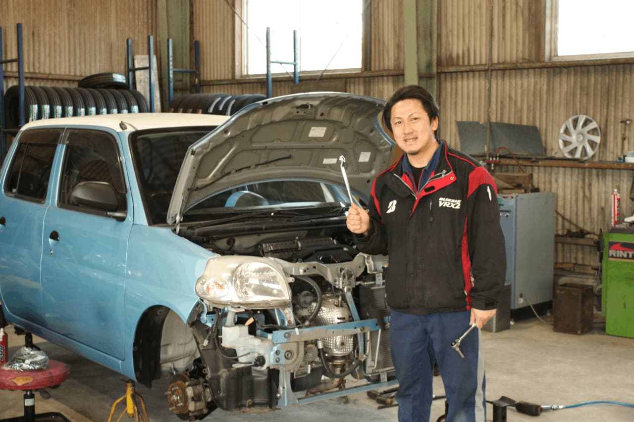 ユー自動車の整備スタッフ。仲間へメッセージを投げかけている
